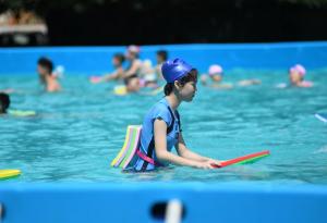 这个暑假，荣县圆了乡村孩子的游泳课梦